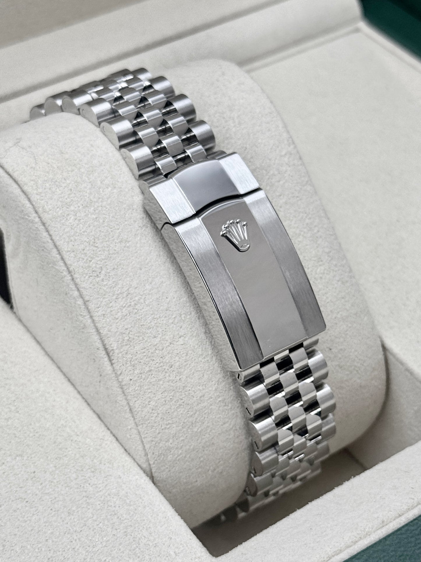 2025 Rolex Datejust 41mm 126334 Stainless Steel Jubilee White Dial