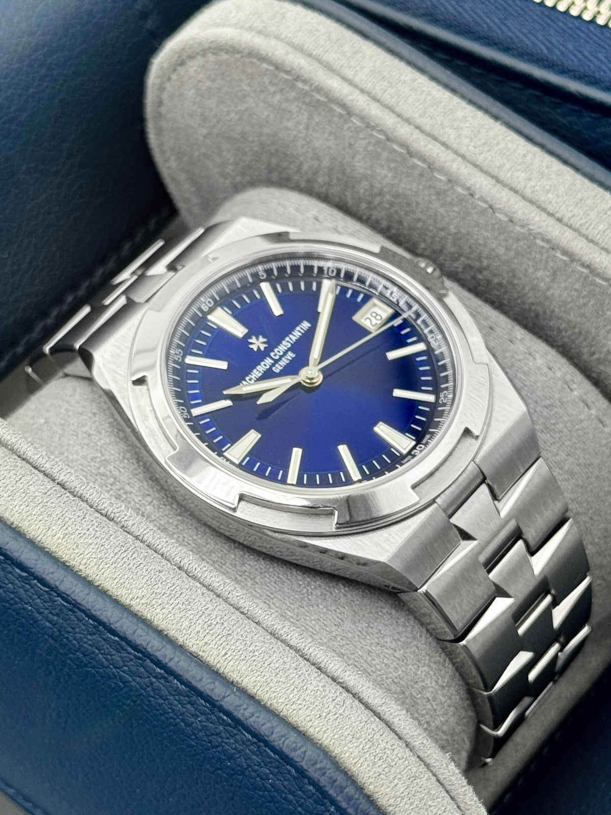 2025 Vacheron Constantin Overseas 41mm 4520V Stainless Steel Blue Dial