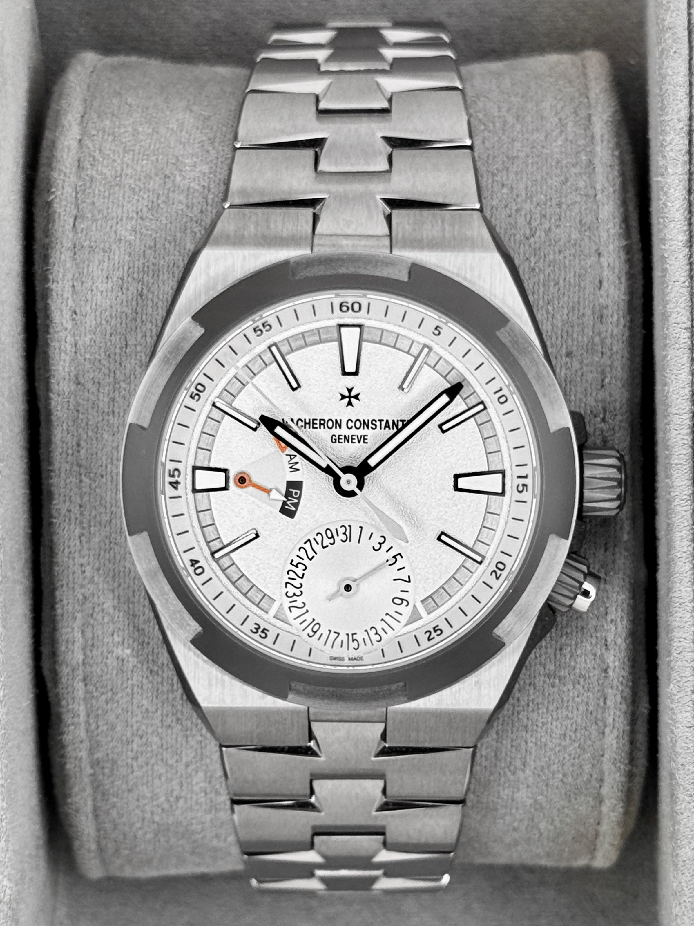 2023 Vacheron Constantin Overseas 42.5mm 5500V Stainless Panda Dial