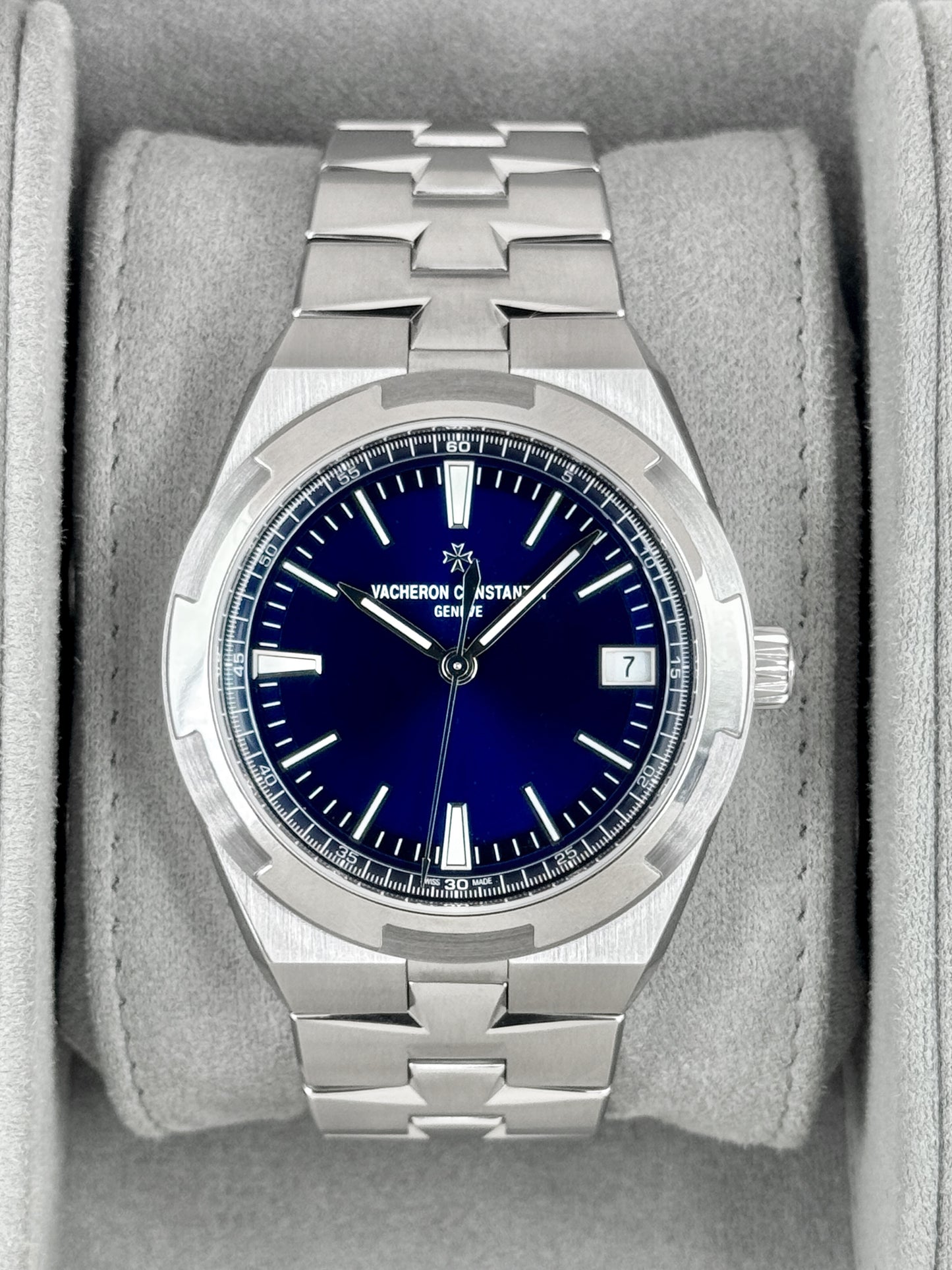 2025 Vacheron Constantin Overseas 41mm 4520V Stainless Steel Blue Dial