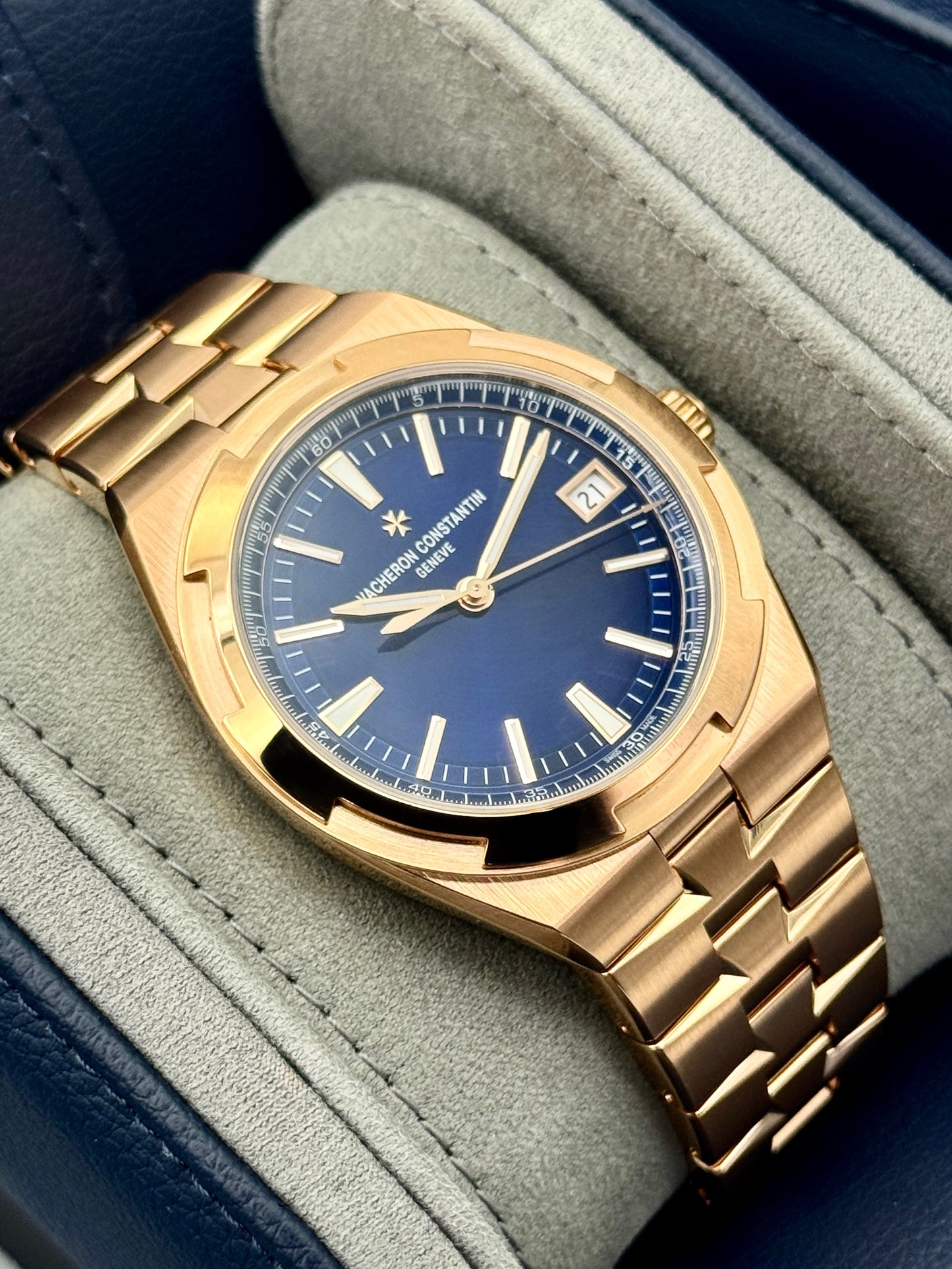 2024 Vacheron Constantin Overseas 41mm 4520V 18kt Pink Gold Blue Dial