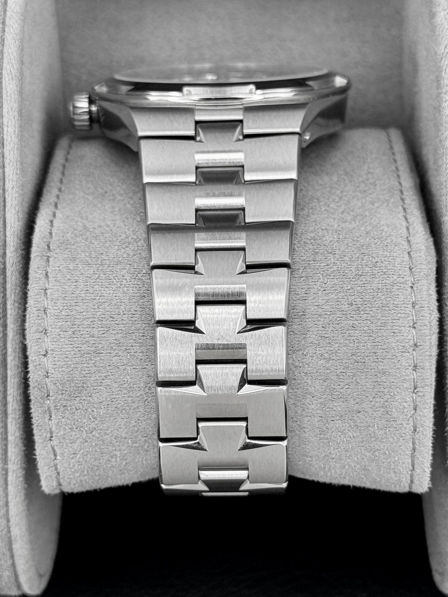 2026 Vacheron Constantin Overseas 41mm 4520V Stainless Steel Black Dial