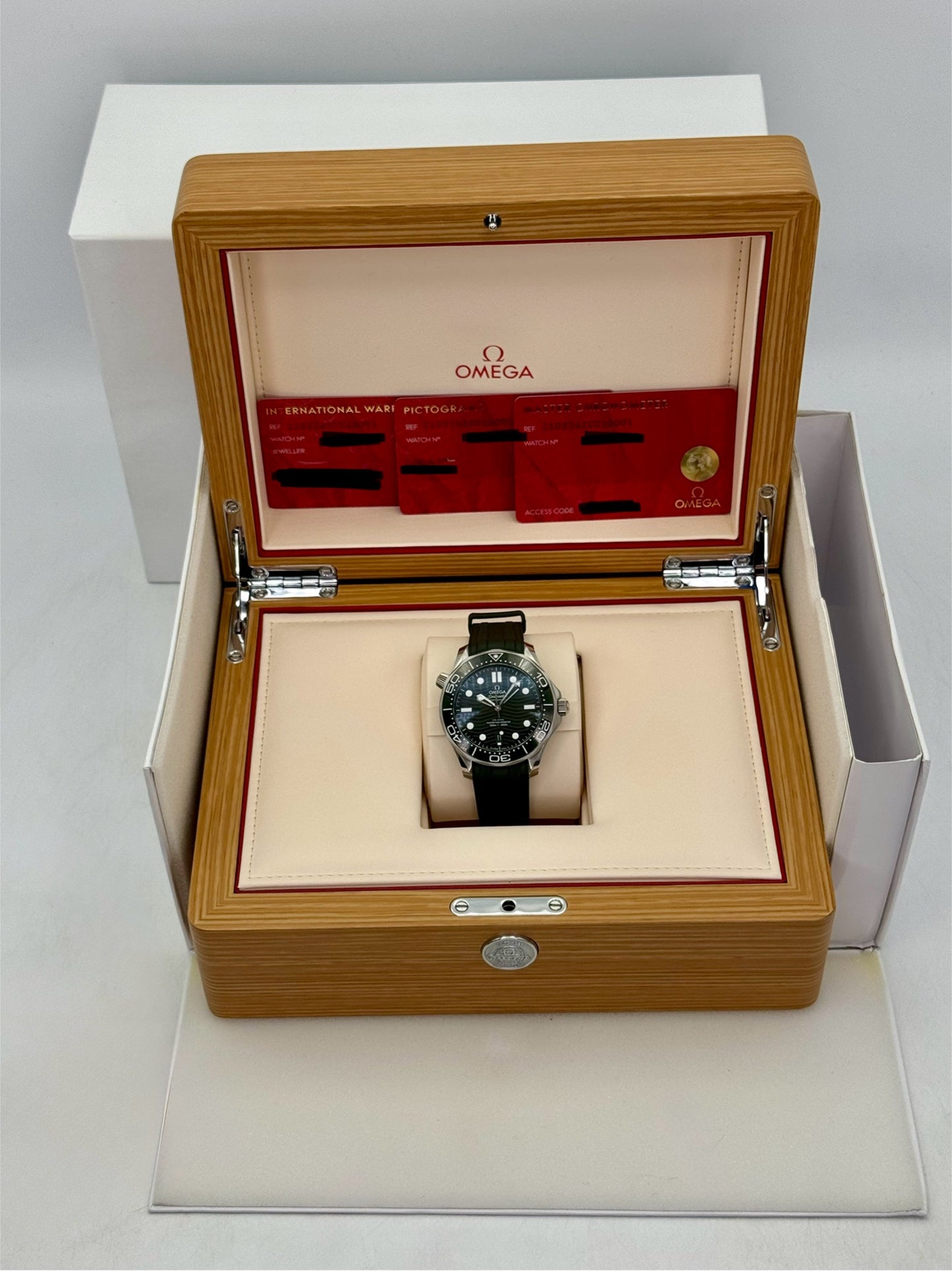 2023 Omega Seamaster Master Chronometer 42mm 210.32.42.20.10.001 Green Dial