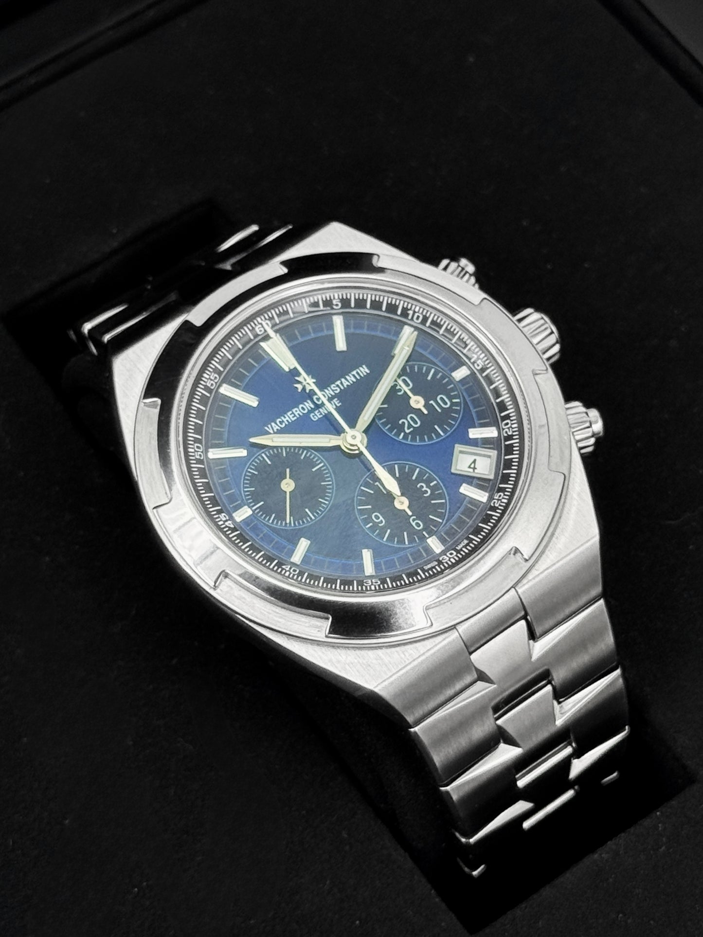2024 Vacheron Constantin Overseas 42.5mm 5520V Stainless Steel Blue Dial