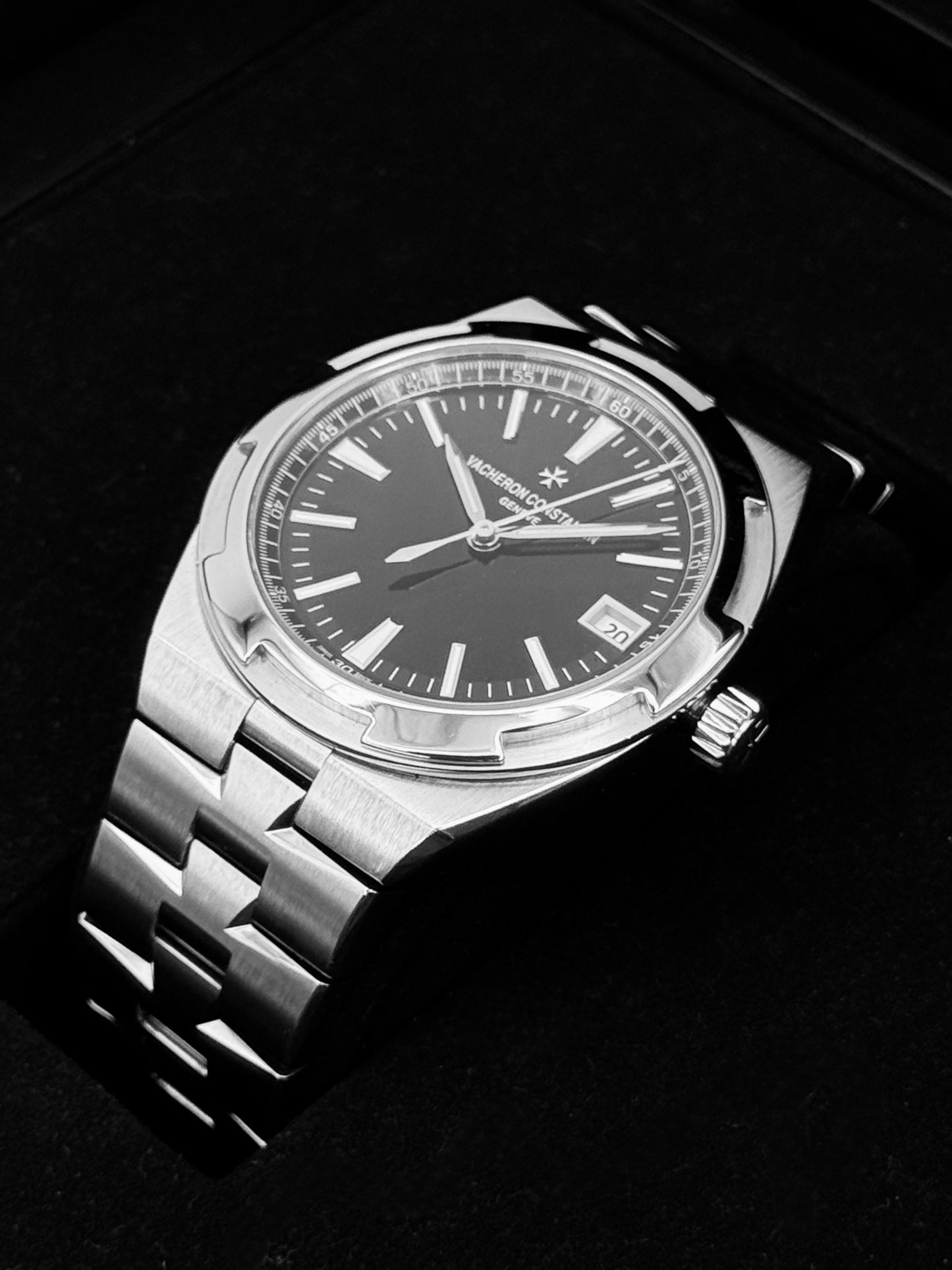 2021 Vacheron Constantin Overseas 41mm 4500V Stainless Black Dial