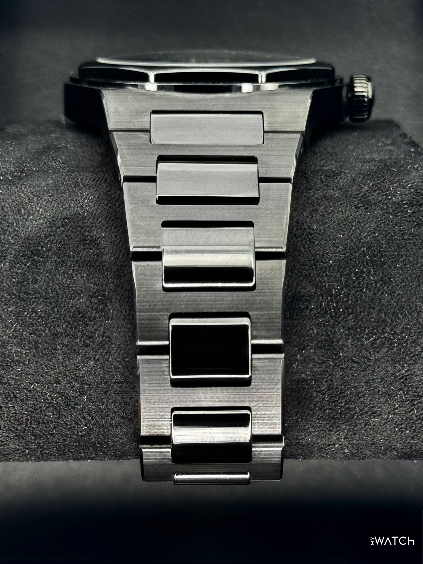 NEW 2025 Girard-Perregaux Laureato 42mm 81015-32-001-32A Black Skelton Dial - MyWatchLLC