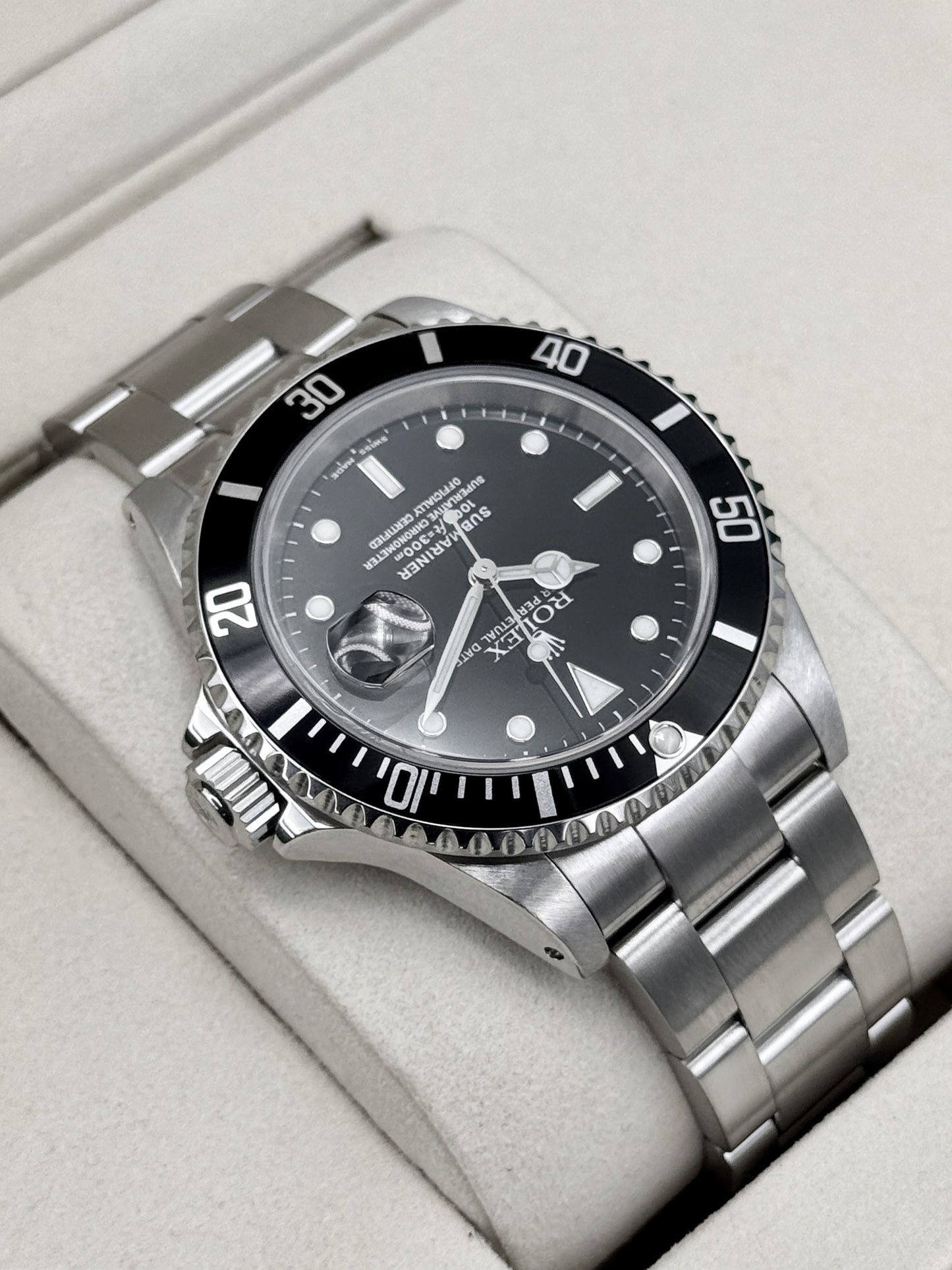 2000 Rolex Submariner 40mm 16610 Stainless Steel Black Dial (Collector's Set)