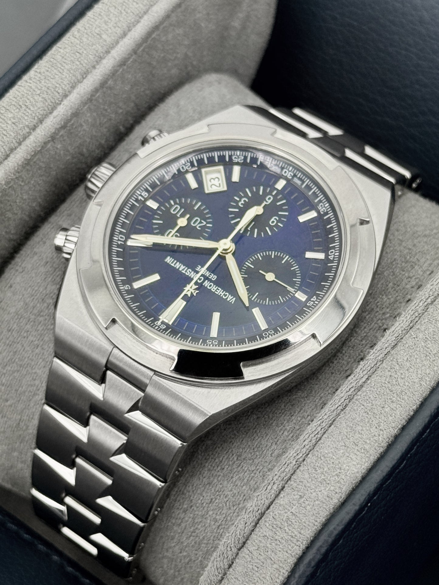 2025 Vacheron Constantin Overseas 42.5mm 5520V Stainless Steel Blue Dial