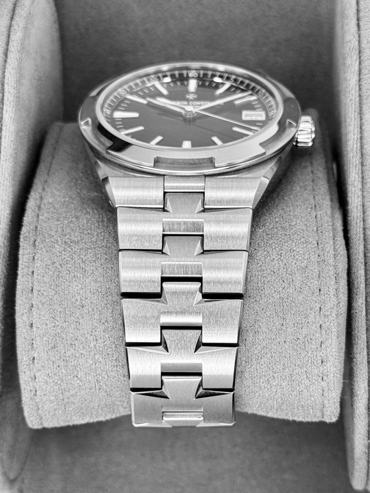 2025 Vacheron Constantin Overseas 41mm 4520V Stainless Steel Black Dial - MyWatchLLC