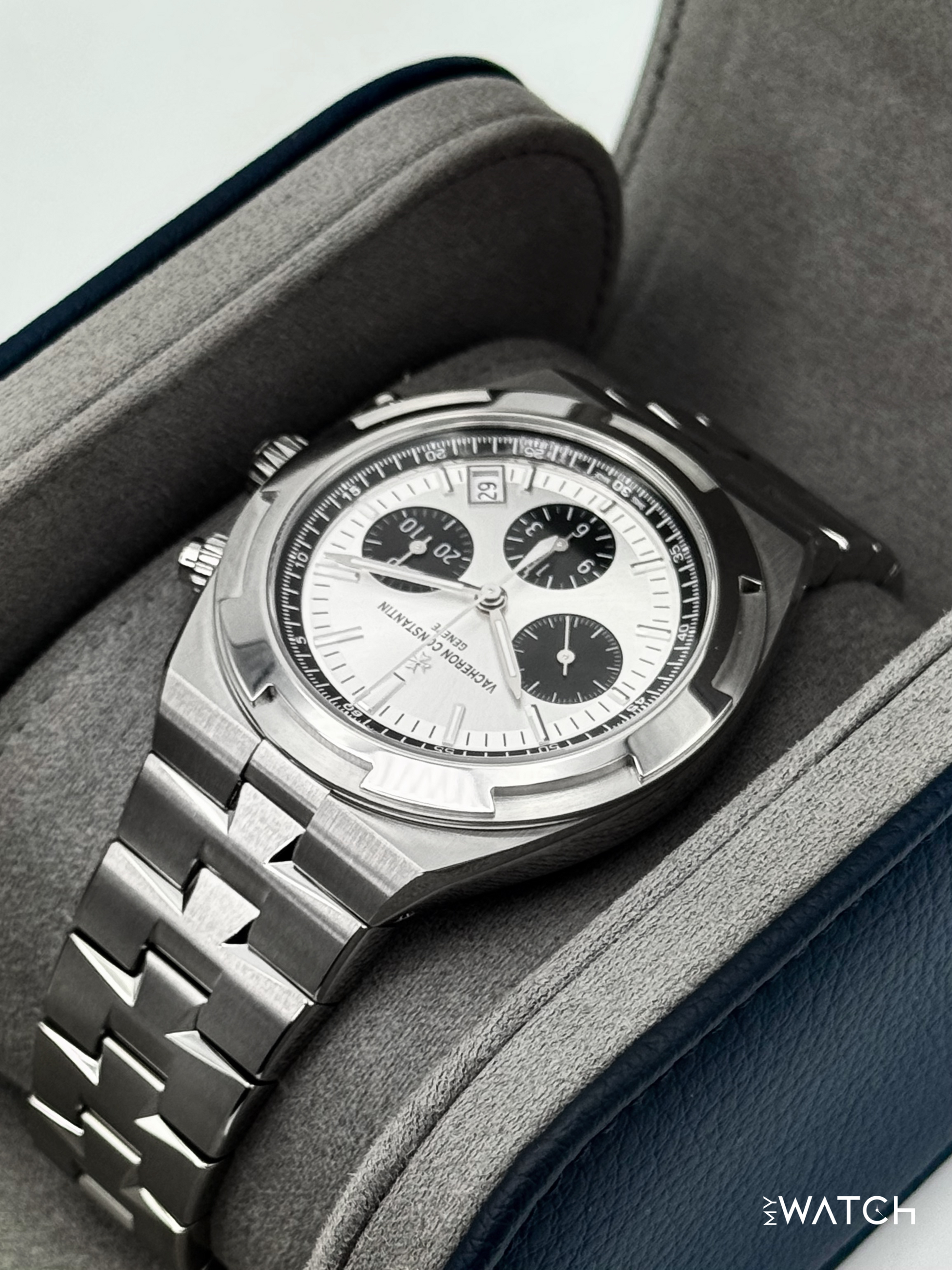 2025 Vacheron Constantin Overseas 42.5mm 5520V Stainless Steel Silver Dial - MyWatchLLC