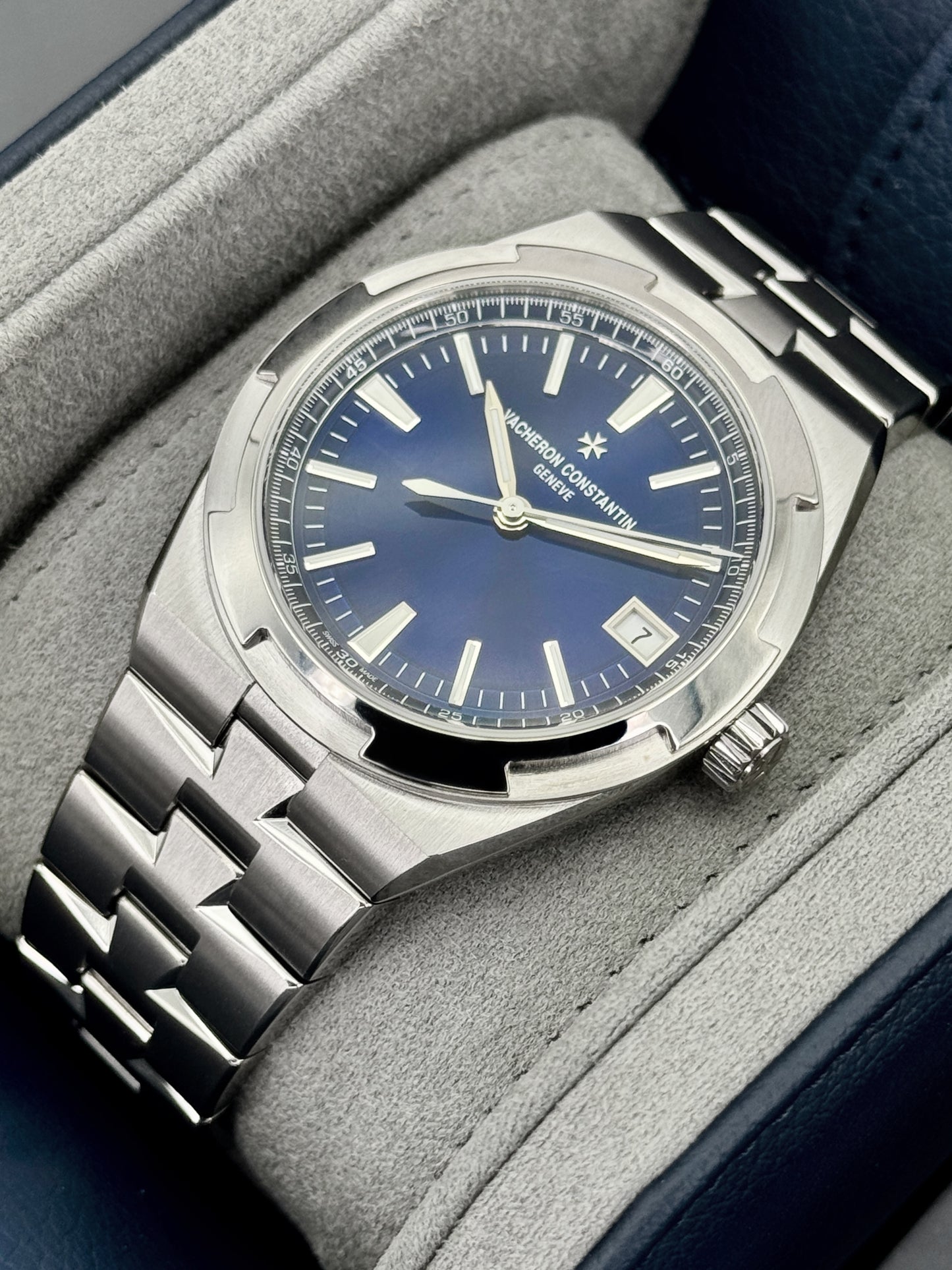 2025 Vacheron Constantin Overseas 41mm 4520V Stainless Steel Blue Dial
