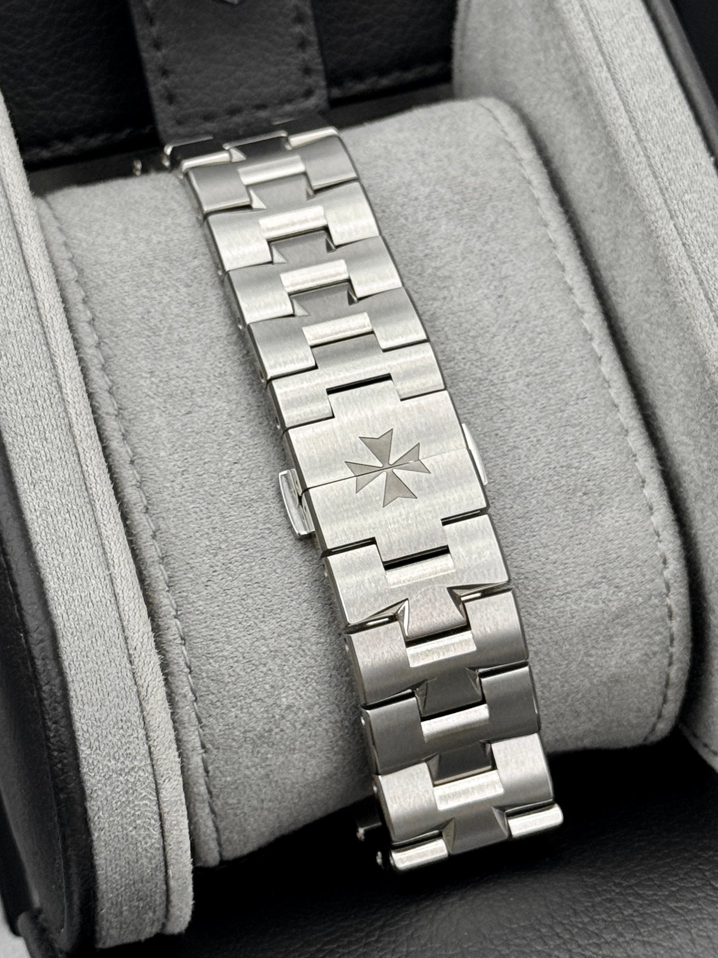 2026 Vacheron Constantin Overseas 41mm 4520V Stainless Steel Black Dial