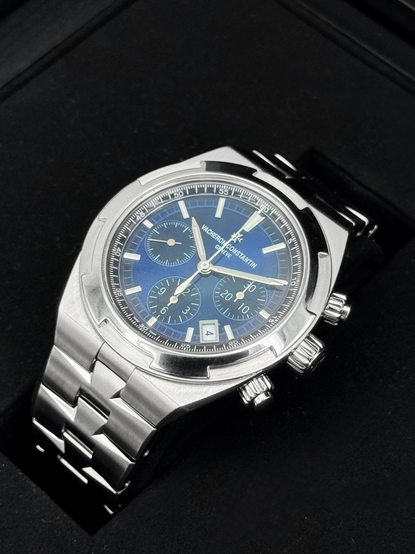 2024 Vacheron Constantin Overseas 42.5mm 5520V Stainless Steel Blue Dial