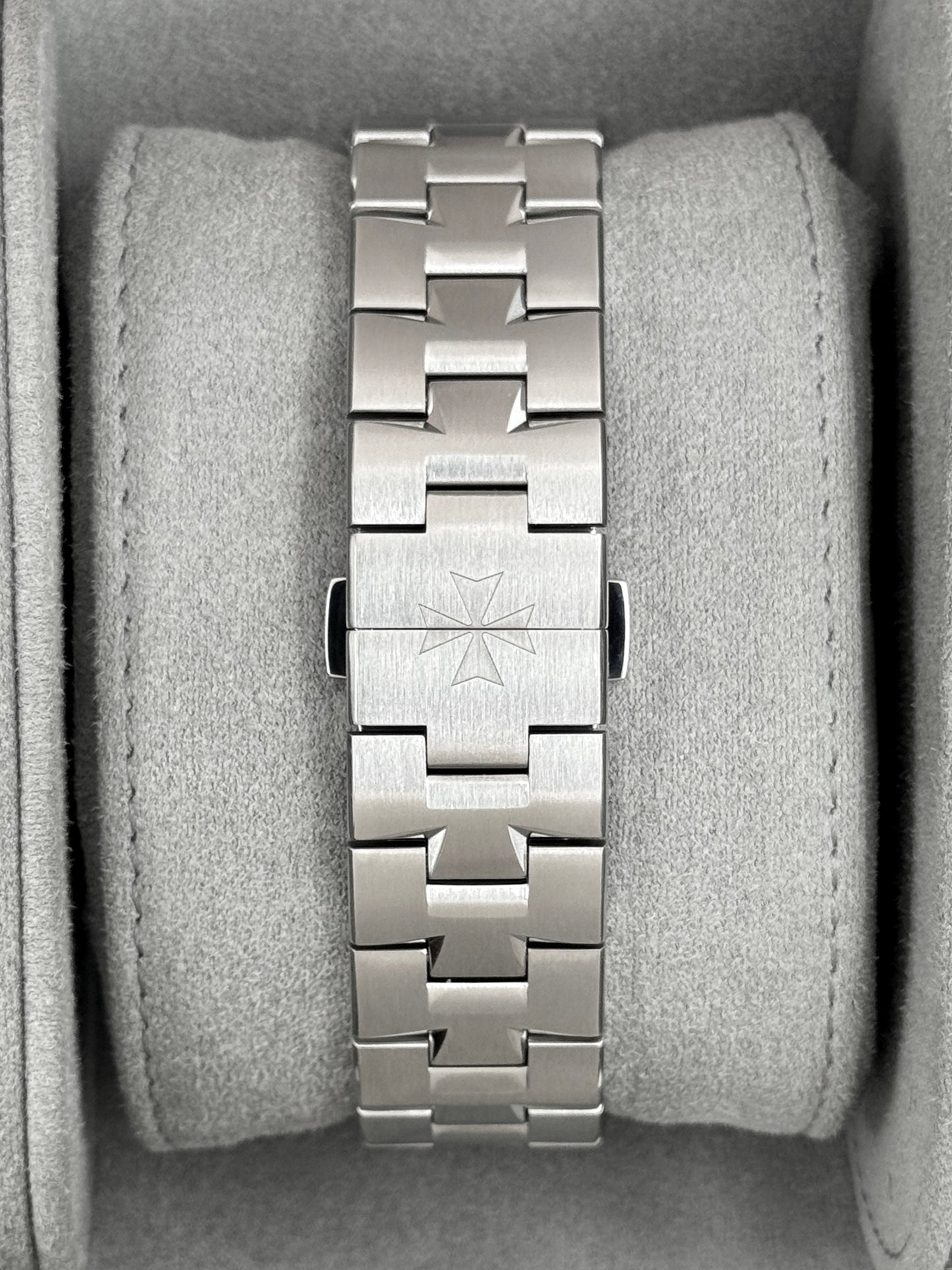 2025 Vacheron Constantin Overseas 41mm 4520V Stainless Steel Blue Dial