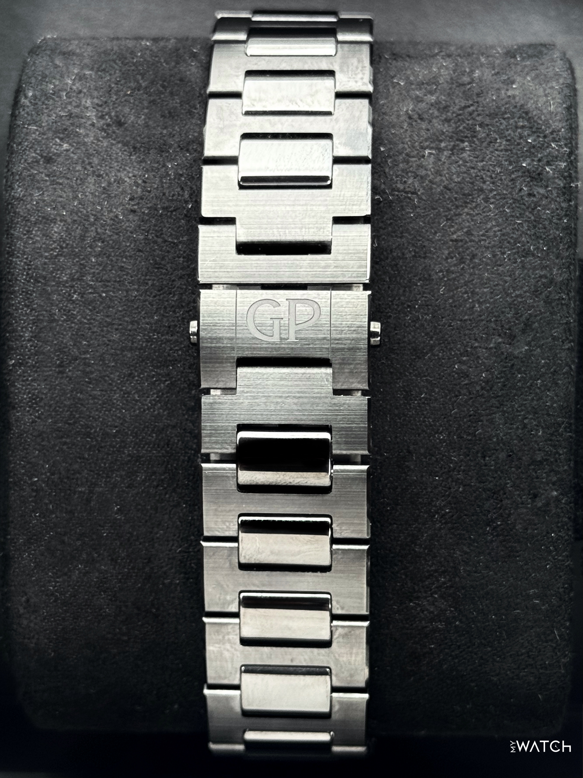 NEW 2025 Girard-Perregaux Laureato 42mm 81015-32-001-32A Black Skelton Dial - MyWatchLLC