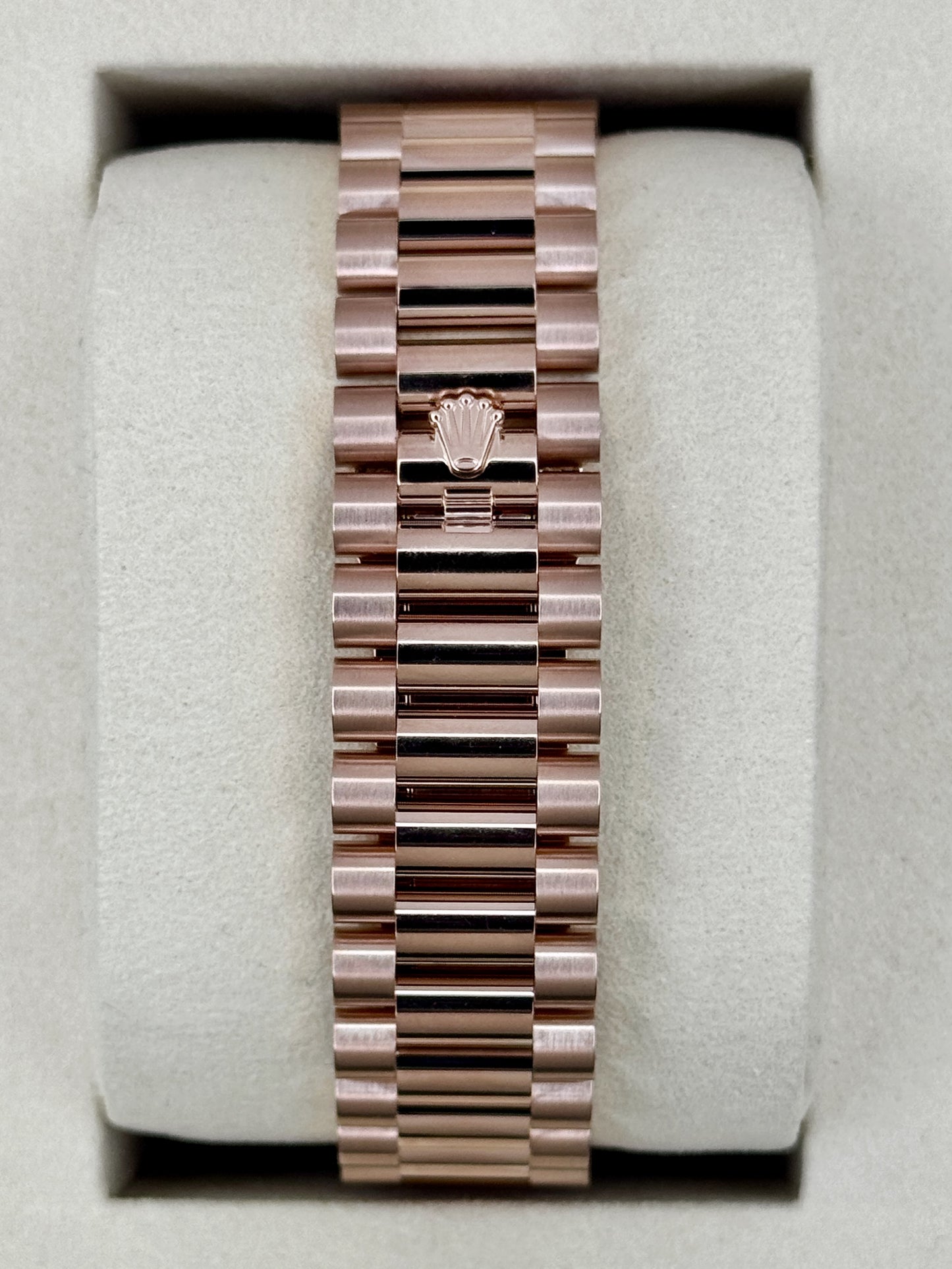 NEW 2026 Rolex Day-Date 40mm 228235 Presidential Rose Gold MOP Diamond Dial