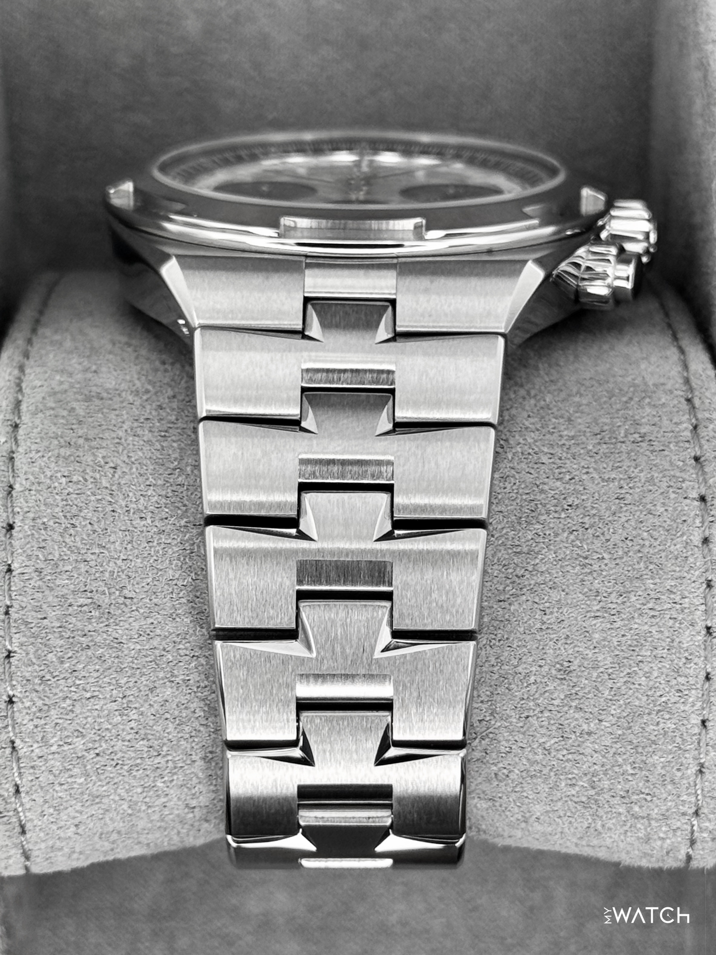 2025 Vacheron Constantin Overseas 42.5mm 5520V Stainless Steel Silver Dial - MyWatchLLC