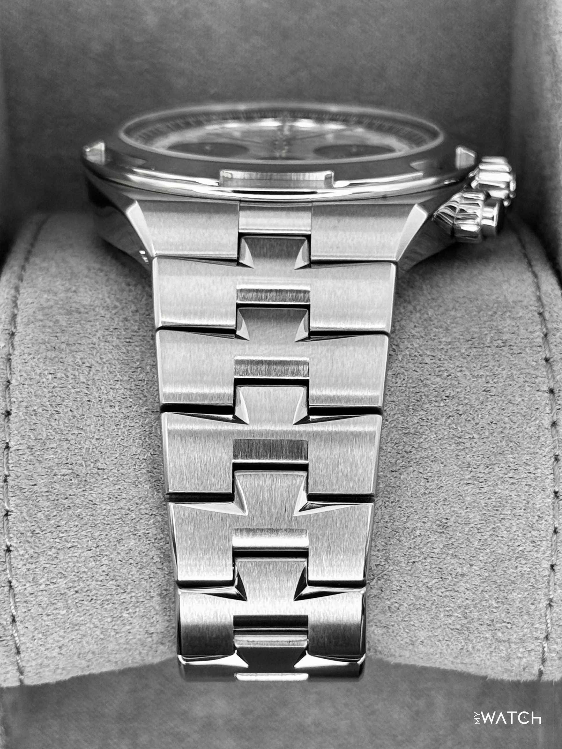 2025 Vacheron Constantin Overseas 42.5mm 5520V Stainless Steel Silver Dial - MyWatchLLC