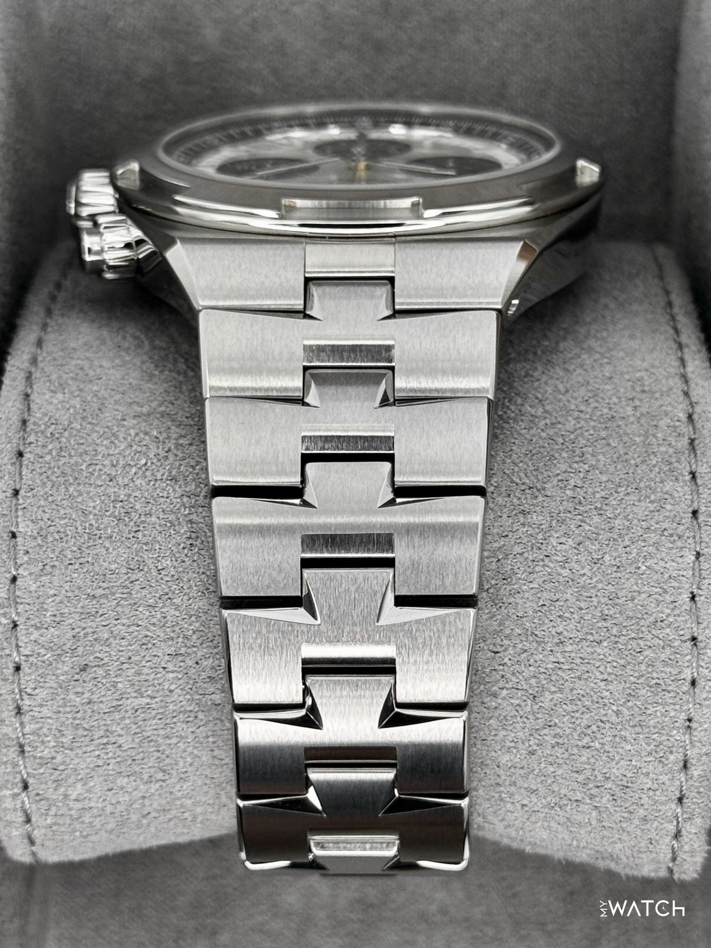 2025 Vacheron Constantin Overseas 42.5mm 5520V Stainless Steel Silver Dial - MyWatchLLC