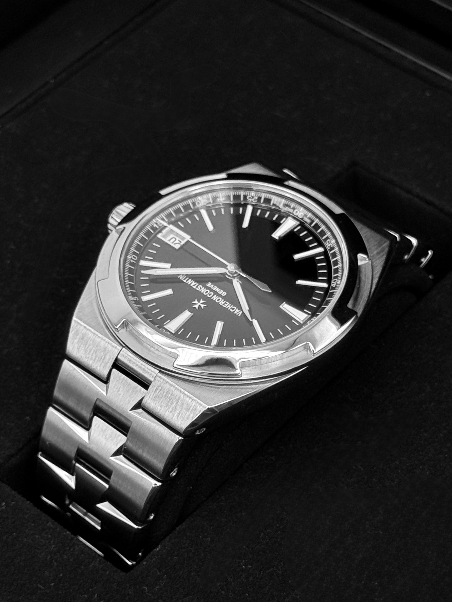 2021 Vacheron Constantin Overseas 41mm 4500V Stainless Black Dial