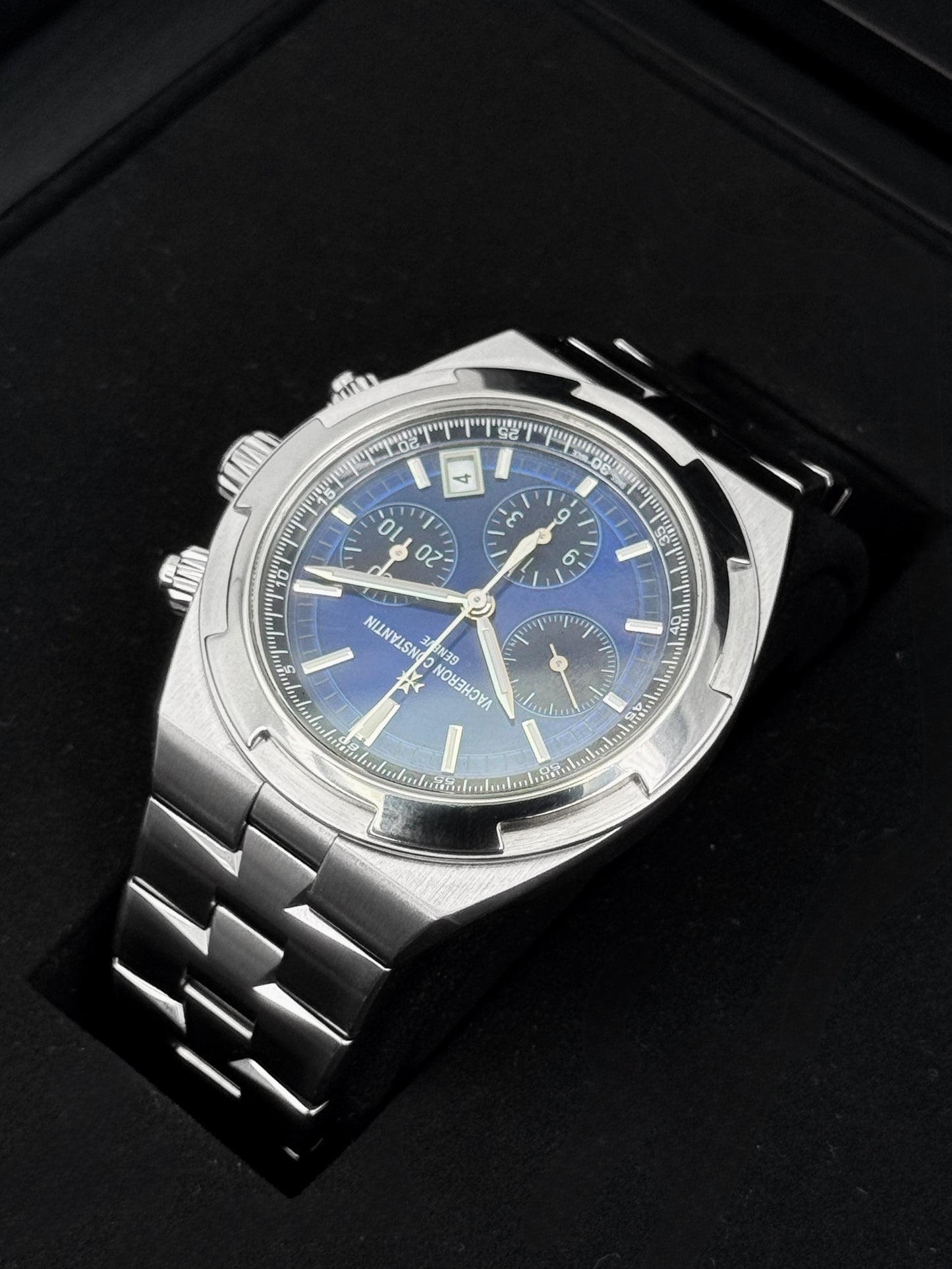 2024 Vacheron Constantin Overseas 42.5mm 5520V Stainless Steel Blue Dial