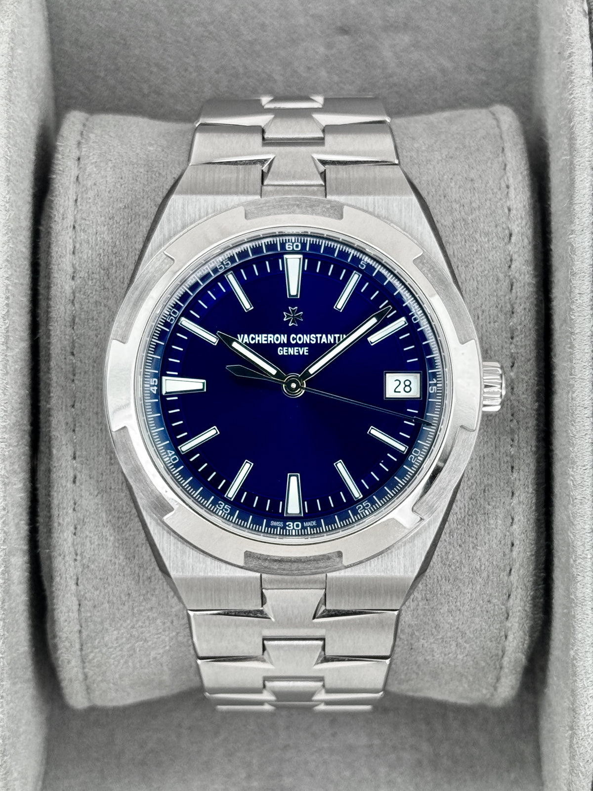 2025 Vacheron Constantin Overseas 41mm 4520V Stainless Steel Blue Dial