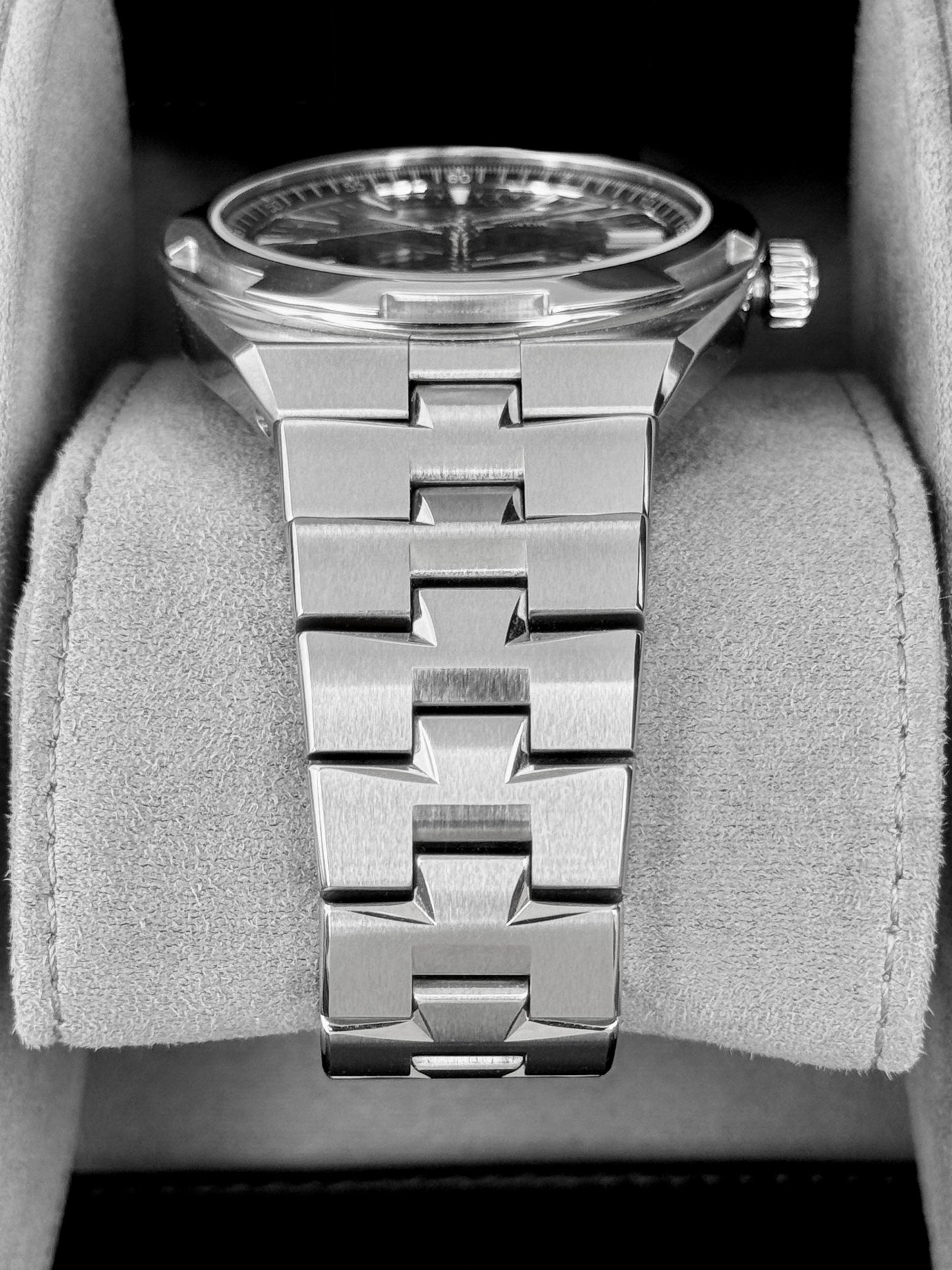 2026 Vacheron Constantin Overseas 41mm 4520V Stainless Steel Black Dial