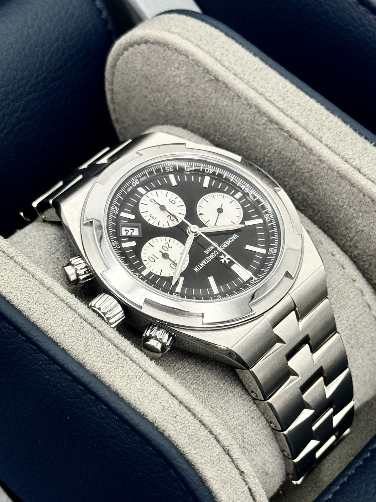 2026 Vacheron Constantin Overseas 42mm 5520V Stainless Steel Black Dial