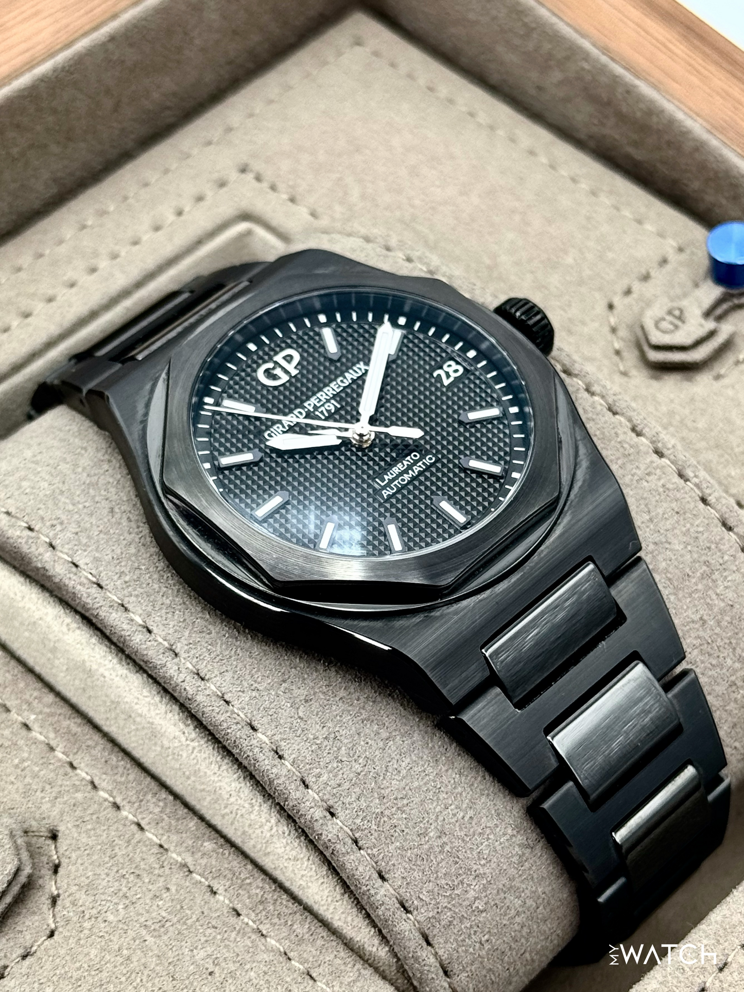 2022 Girard-Perregaux Laureato 42mm 81010-32-631-32A Ceramic Black Dial - MyWatchLLC
