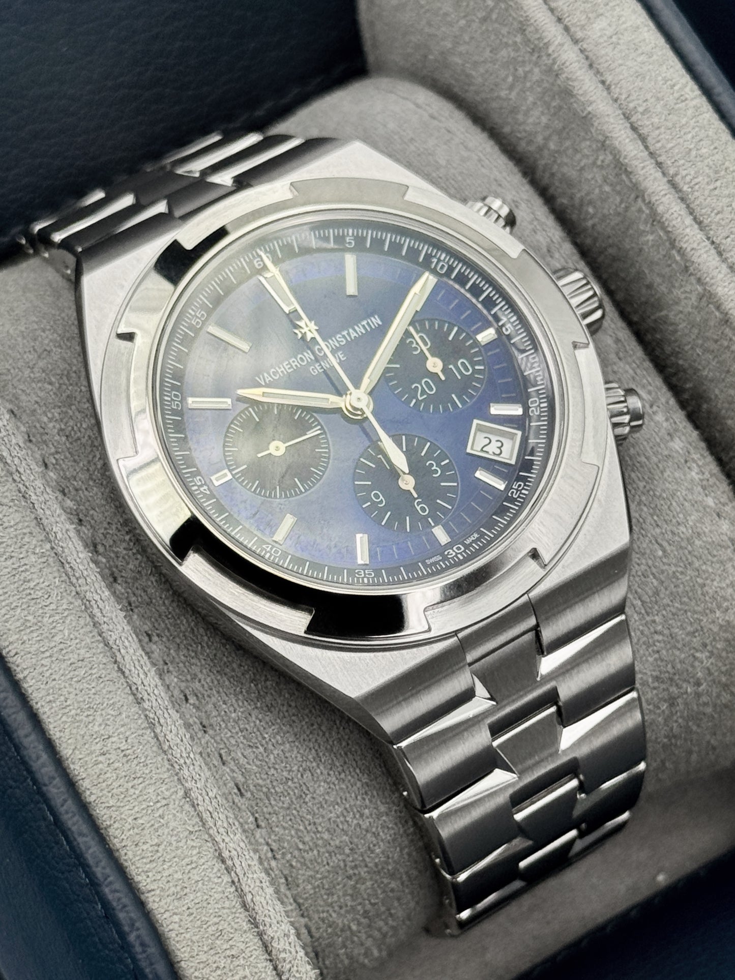 2025 Vacheron Constantin Overseas 42.5mm 5520V Stainless Steel Blue Dial