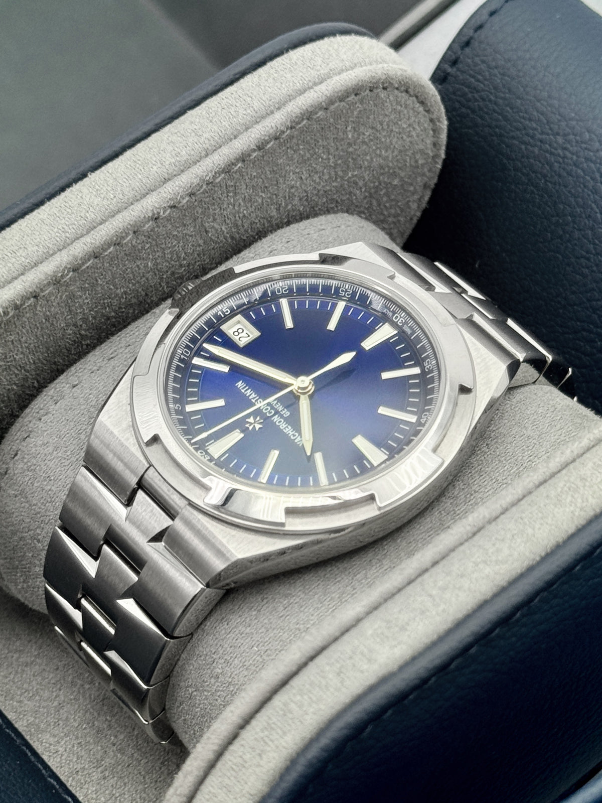 2025 Vacheron Constantin Overseas 41mm 4520V Stainless Steel Blue Dial