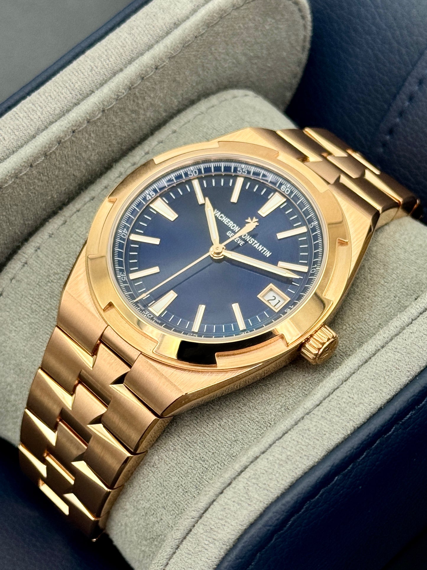 2024 Vacheron Constantin Overseas 41mm 4520V 18kt Pink Gold Blue Dial