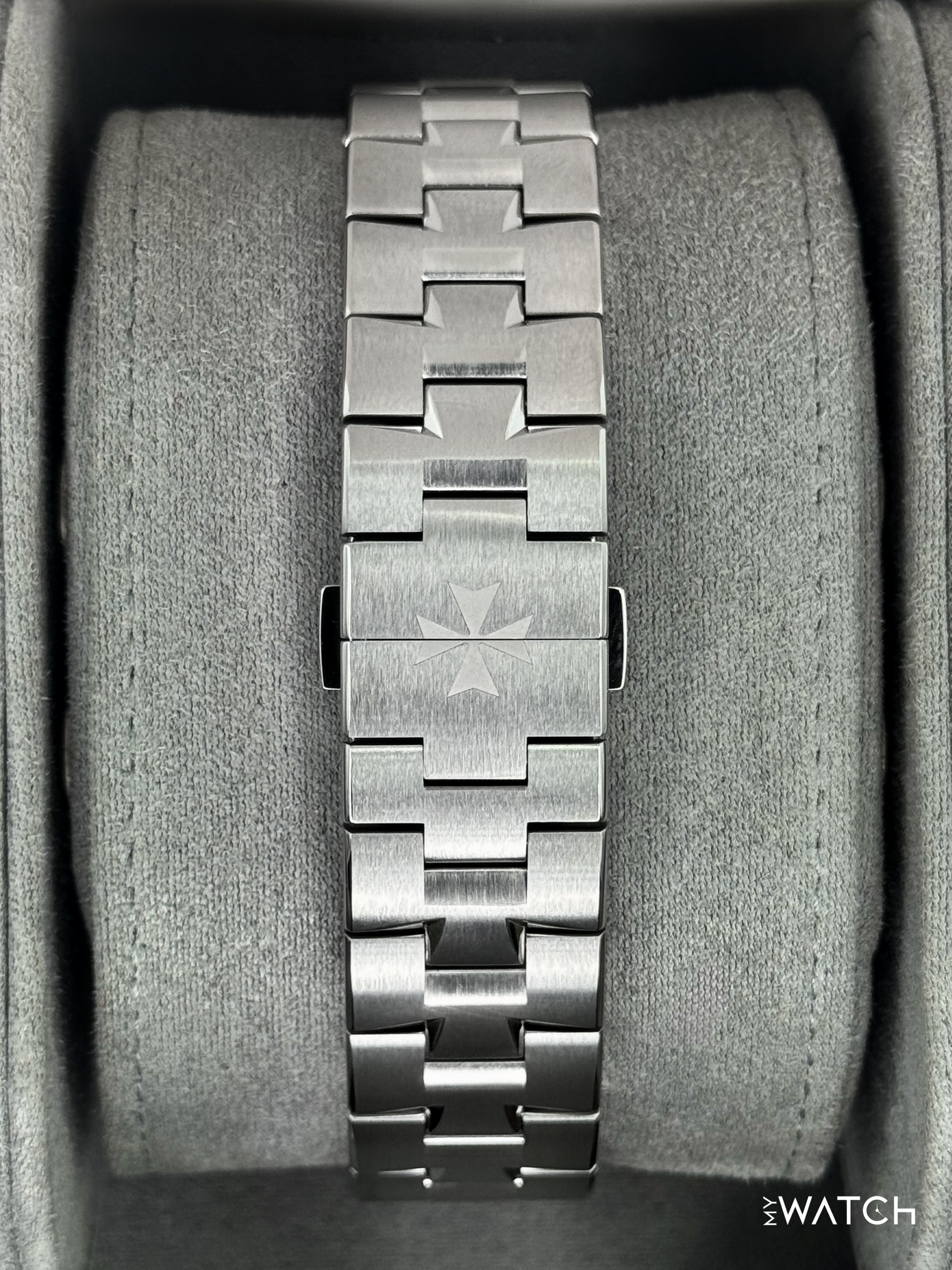 2025 Vacheron Constantin Overseas 42.5mm 5520V Stainless Steel Silver Dial - MyWatchLLC