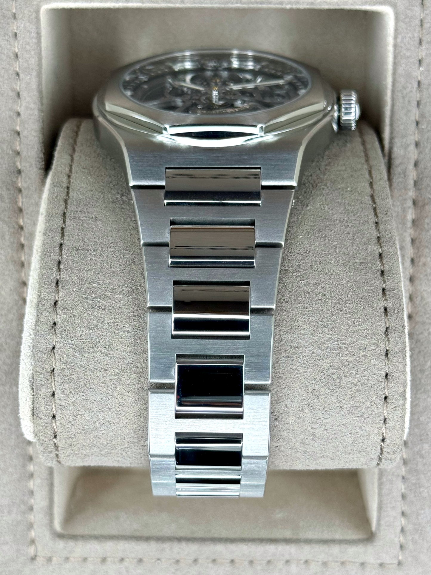 2022 Girard-Perregaux Laureato 42mm 81015-11-001-11A Skelton Dial