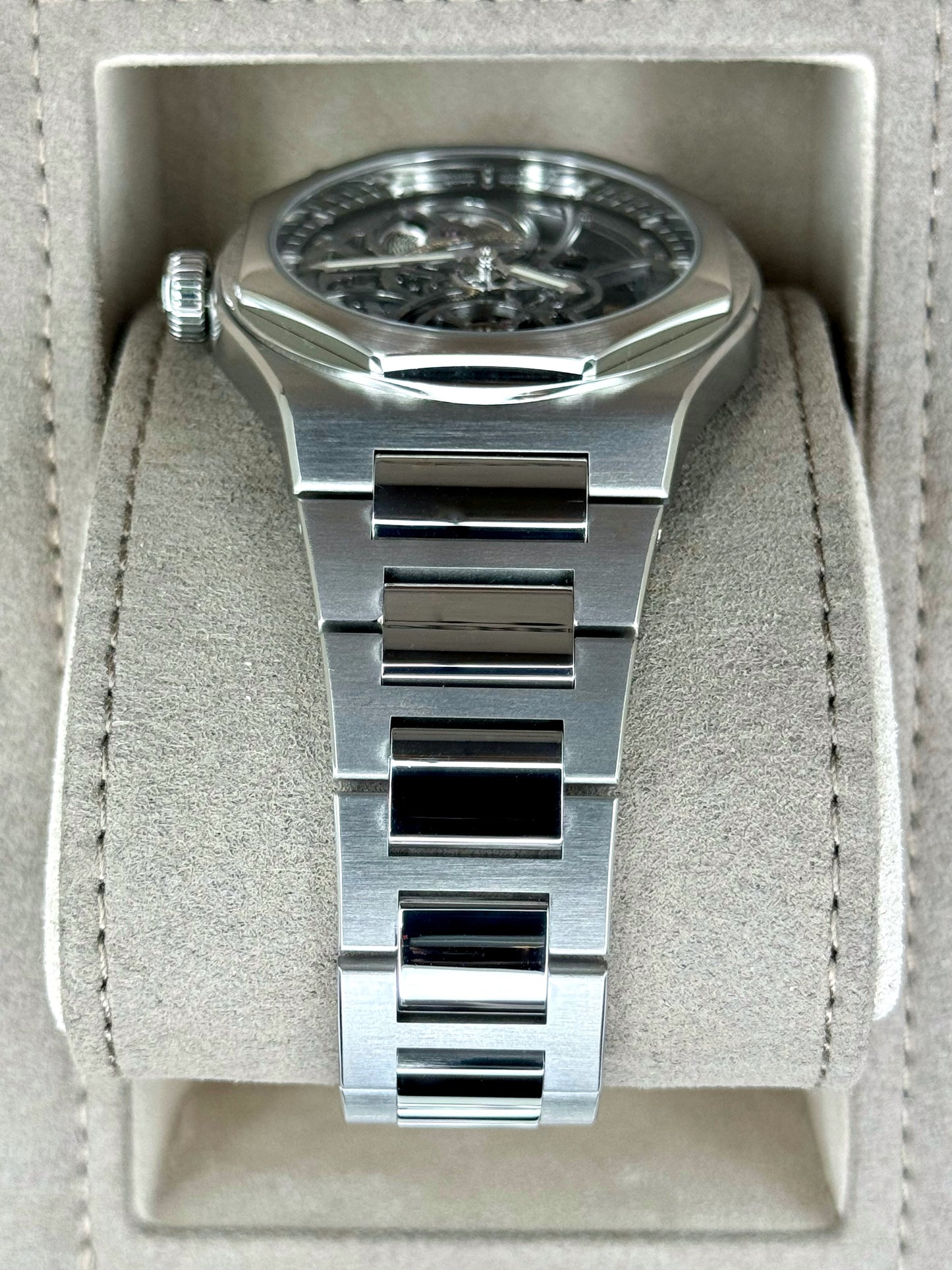 2022 Girard-Perregaux Laureato 42mm 81015-11-001-11A Skelton Dial