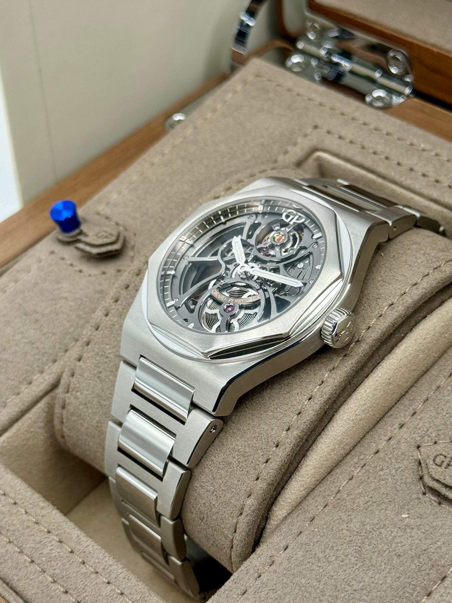 2022 Girard-Perregaux Laureato 42mm 81015-11-001-11A Skelton Dial