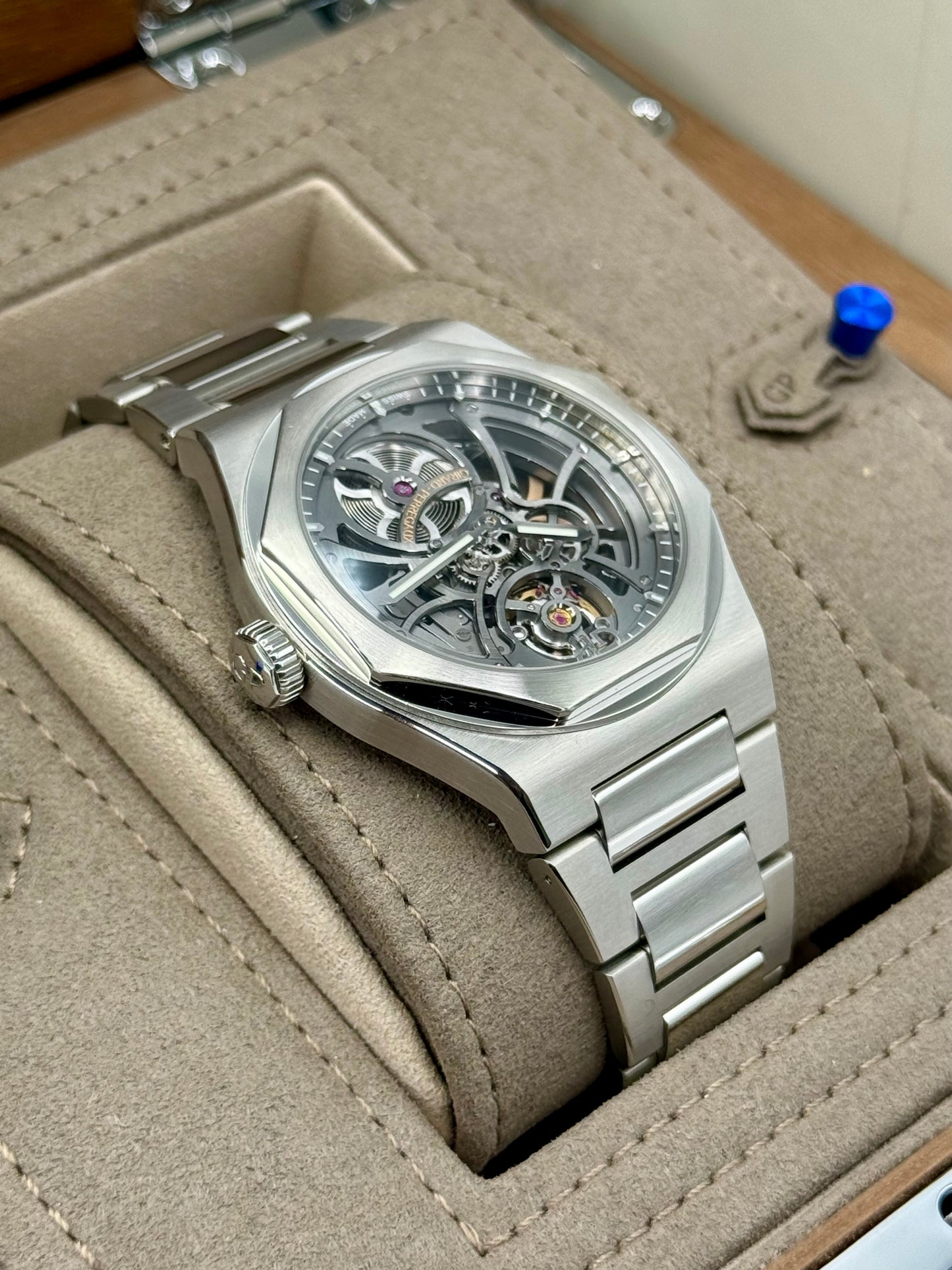 2022 Girard-Perregaux Laureato 42mm 81015-11-001-11A Skelton Dial