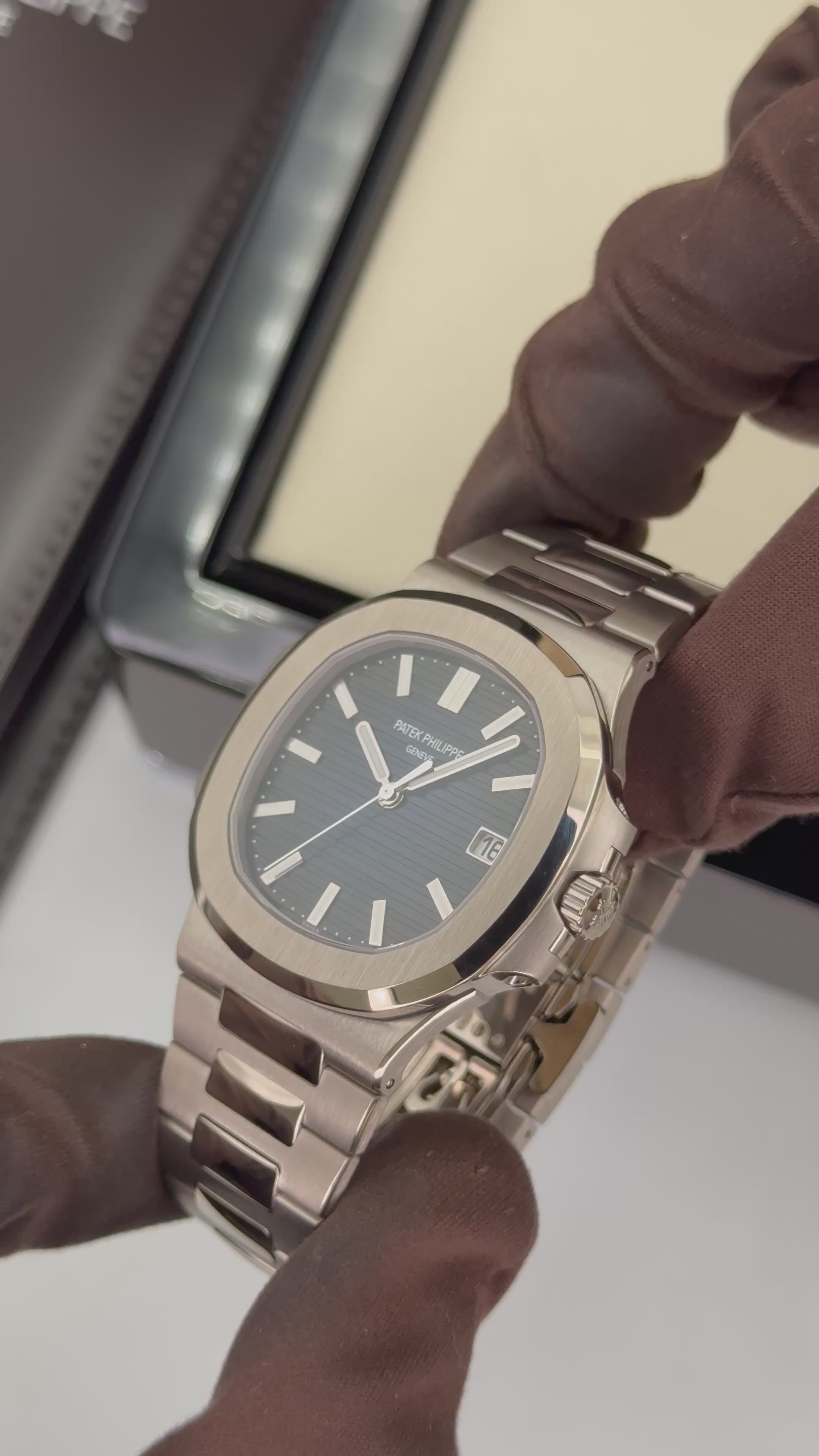 NEW 2025 Patek Philippe Nautilus 41mm 5811/1G White Gold Blue Dial