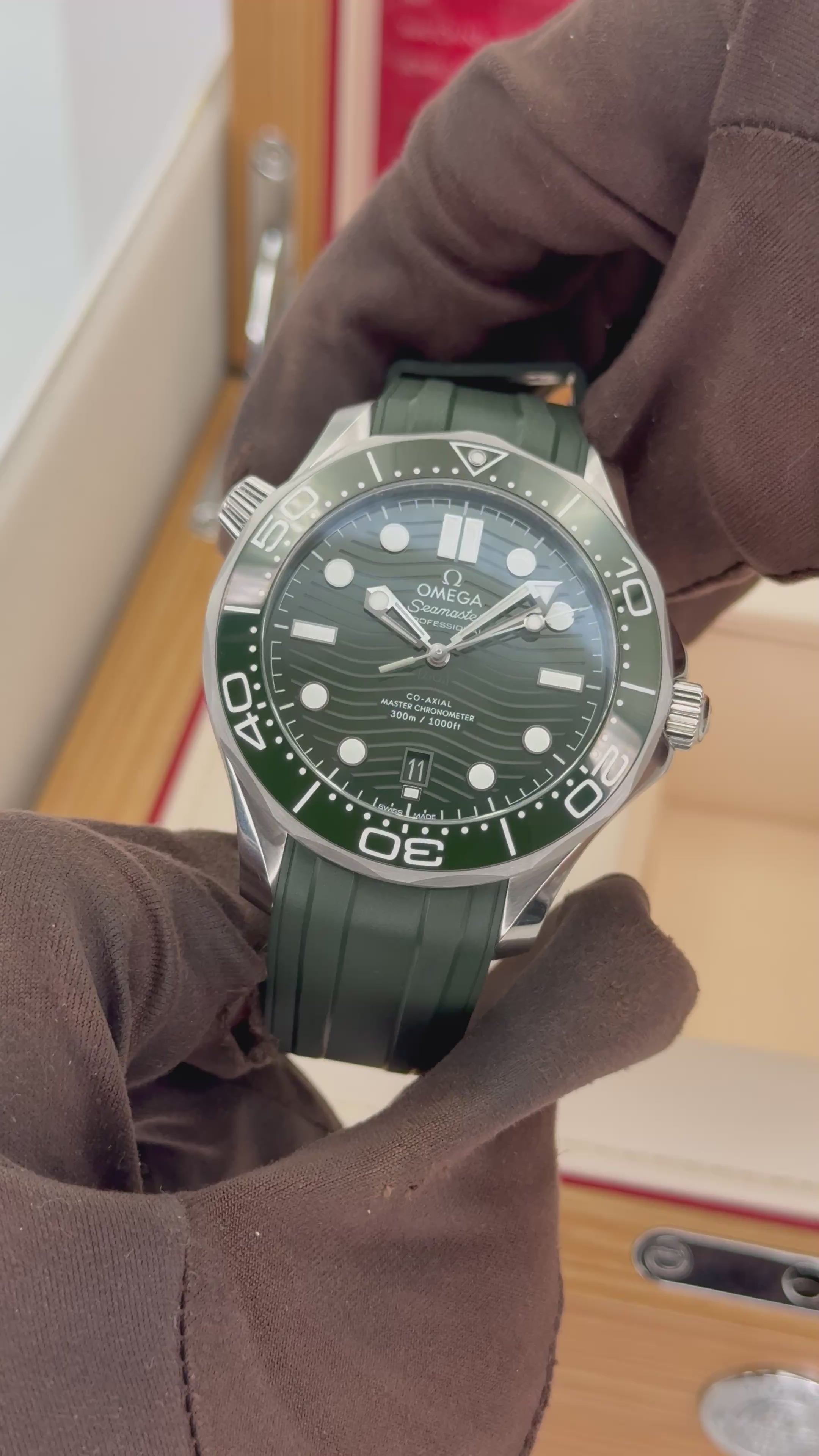 2023 Omega Seamaster Master Chronometer 42mm 210.32.42.20.10.001 Green