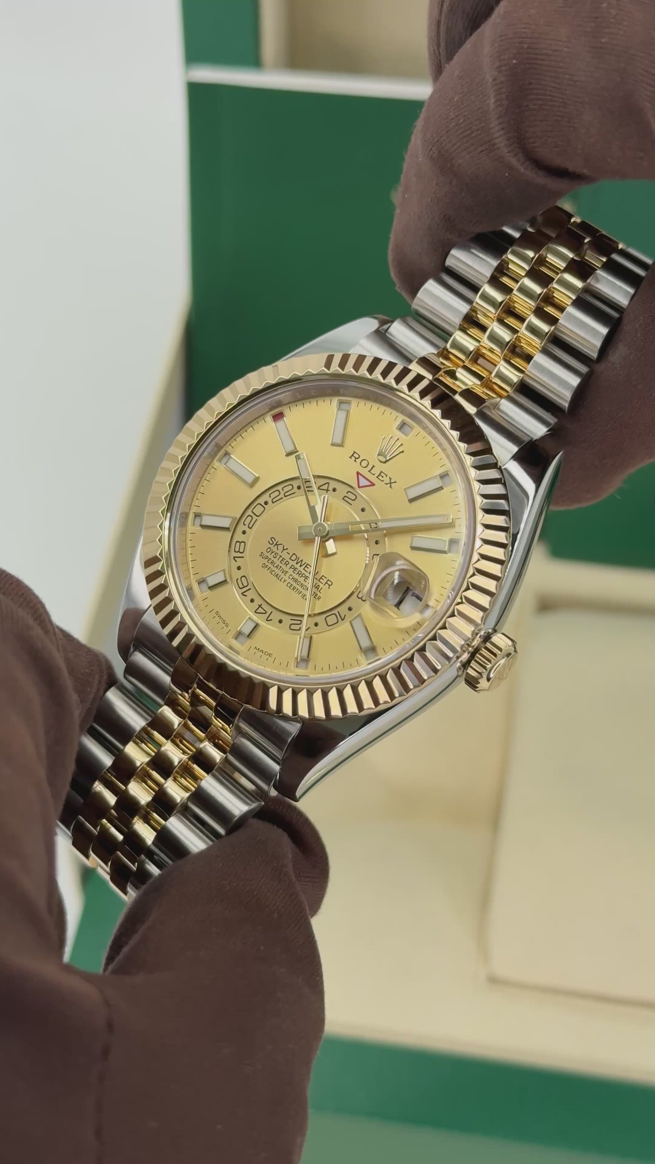 ゴールドコスメティックロール 2022 Rolex Sky-Dweller 42mm 326933 Two-Tone Jubilee Champagne Dial